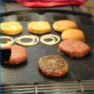 Barbecue szőnyegek: Válasszon egy nem taposó bevonatot a grillen égésére