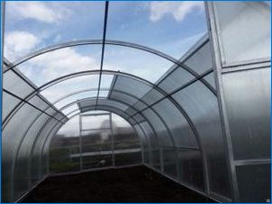 Tulipán üvegházak: Modellek nyitó oldalakkal és csúszó tetővel