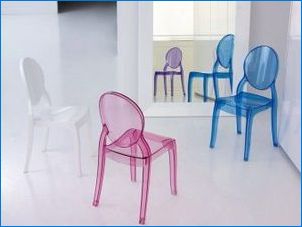 Átlátszó székek a belső térben