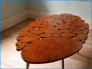 Fa kerek asztalok a belső térben