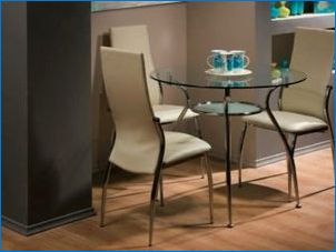 Kerek üveg asztalok - modern bútorok a szoba belsejében