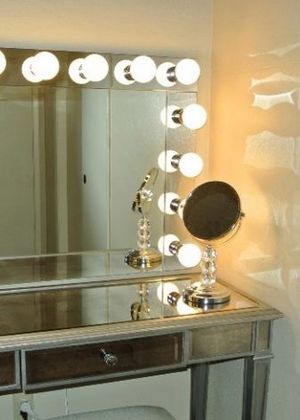 Válasszon egy öltözőasztalt egy tükörrel és megvilágítással