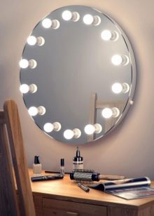 Válasszon egy öltözőasztalt egy tükörrel és megvilágítással