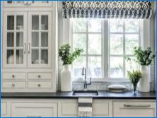 Corner konyhák egy ablakkal: előnyök, hátrányok és finomságok