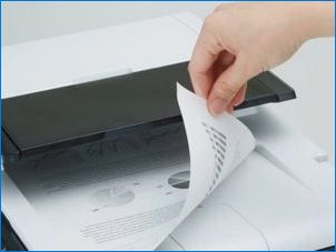 Miért nyomja meg a nyomtató csíkkal és mit kell tennie?