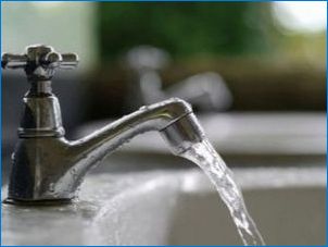 A fürdőház volumenének számításának jellemzői a literekben és a víz megtakarítására vonatkozó szabályok