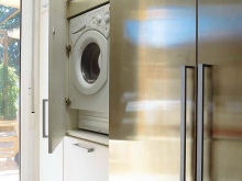 Beépített mosógép a konyhában: Előnyök, mínuszok és választás