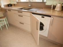 Beépített mosógép a konyhában: Előnyök, mínuszok és választás