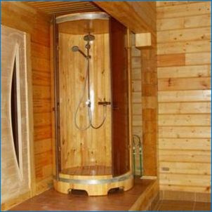 Hogyan készítsünk zuhanyzót egy faházban?