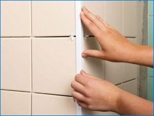 Sarkok a burkolólapokhoz a fürdőszobában: típusok és tippek kiválasztásához