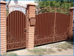 Hogyan válasszunk egy kaput egy kapuval a házakhoz és egy magánházhoz