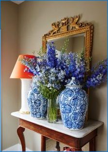 Porcelán vázák: fajok, tervezés és használat a belső térben