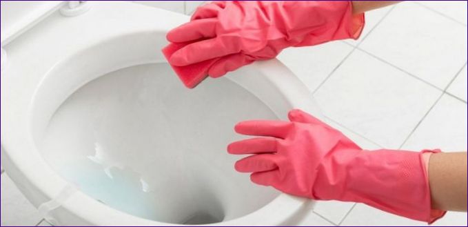 Hogyan tisztítsuk meg a WC-csészét a rozsdától a háztartási vegyi anyagok és rögtönzött eszközök segítségével?