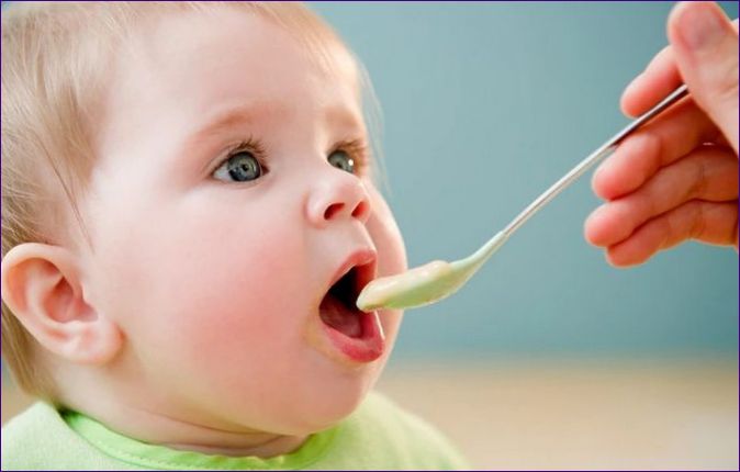 A gyermek menüje 1 évesen és 2 hónaposan: Mit kell etetni a babát, egy mintaétkezés