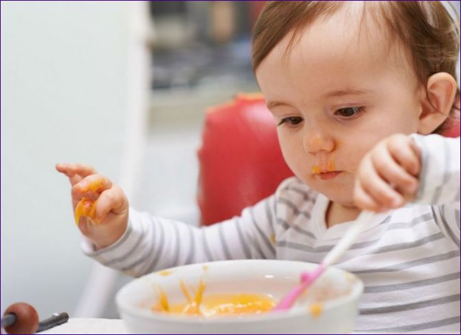 Az 1 éves és 2 hónapos baba menüje: mit kell etetni a babát, egy mintaétkezést