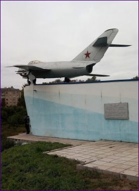 A szovjet pilóták emlékműve, a MIG-17PF