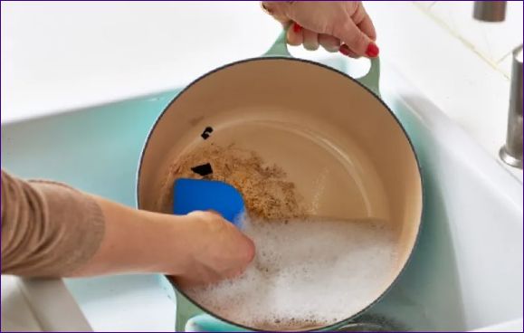 Hogyan kell tisztítani a zománcozott serpenyőt