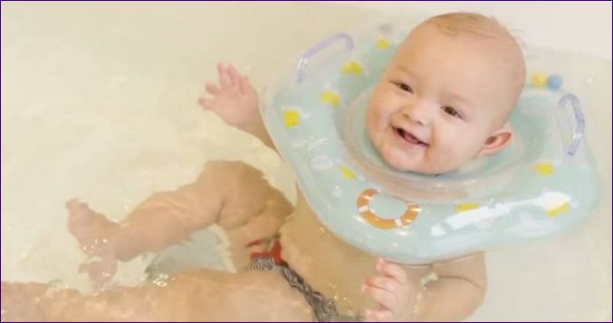 Mikor kell fürdetni egy babát ölben a nyakán: milyen gyakran, hány hónaptól?
