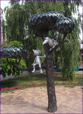 Egy cica emlékműve a Lizukova utcában