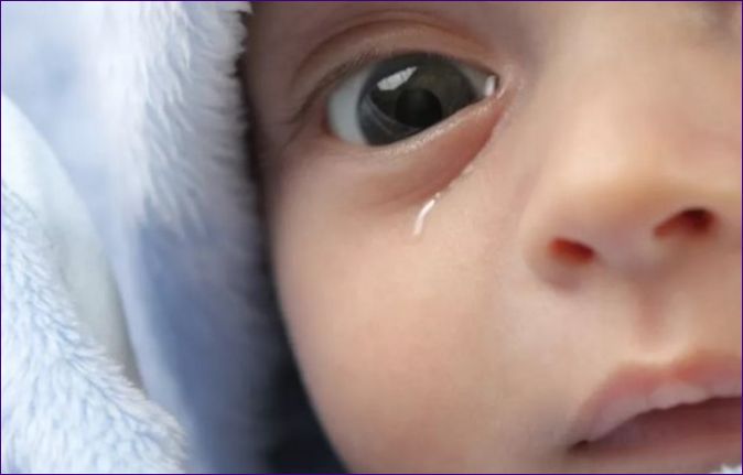 Egy csecsemő szeme könnyezik