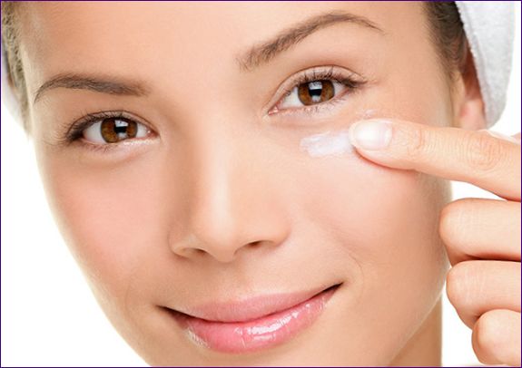 Hogyan kell alkalmazni a szemkrémet: rendszer, tippek, az 5 legjobb kozmetikai termék áttekintése